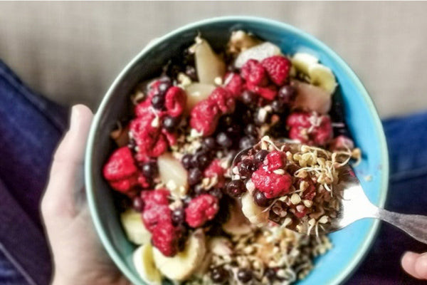 Gesprosste Buchweizen-Müesli-Bowl mit Buchweizen Sprossen und Mungbohnen Sprossen